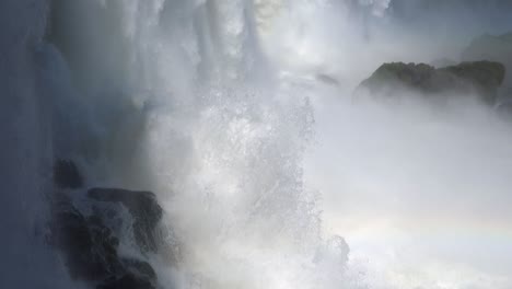 Nahaufnahme-Des-Wildbachs-Vom-Wasserfall,-Der-Hart-über-Felsen-Fällt
