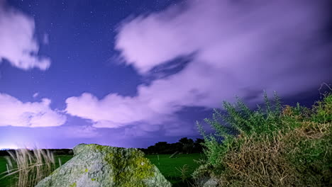 Unglaublicher-Zeitraffer-Des-Nachthimmels-Und-Der-Sterne-Auf-Der-Insel-Guernsey