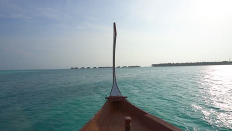 Vorderseite-Des-Traditionellen-Maledivischen-Dhoni-Holzboots,-Das-In-Richtung-Insel-Segelt