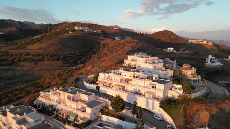 Aufsteigender-Schuss,-Der-Luxuriöse-Häuser-In-Spanien-Betrachtet-Und-Wunderschöne-Berge-Im-Hintergrund-Enthüllt