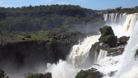 Torrente-Masivo-De-Agua-Fluye-En-Las-Cascadas-De-Las-Cataratas-Del-Iguazú,-En-El-Parque-Nacional-De-Iguazú,-Frontera-Brasil-Argentina