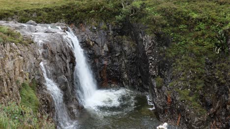 Cascada-De-Piscinas-De-Hadas-En-Glen-Quebradizo,-Isla-De-Skye,-Escocia,-Reino-Unido-Con-Insectos-De-Mosquitos-De-Las-Tierras-Altas