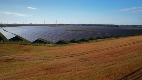 Reihen-Von-Sonnenkollektoren-Im-Solarpark-In-Europa,-Luftdrohnenansicht