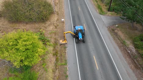 Toma-Cenital-De-Un-Tractor-Cortando-Zanjas-Rurales-Del-Condado-De-La-Isla