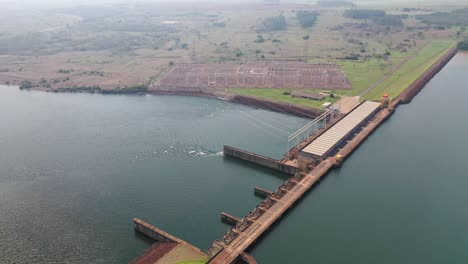 Vista-De-Drones-De-La-Central-Hidroeléctrica-En-El-Río-Paranapanema,-Lago-Artificial,-Estación-De-Transmisión,-Brasil-3