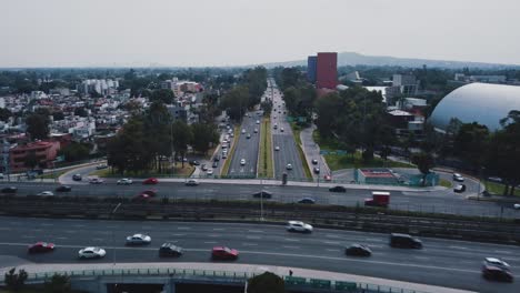 Vista-De-Dron-En-Movimiento-Hacia-Adelante-De-Un-Cruce-De-Carretera-En-La-Ciudad-De-México
