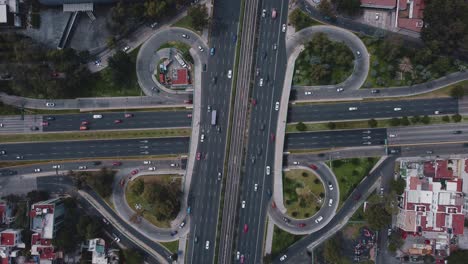 Top-down-drone-view-of-a-highway-cross-in-Mexico-City