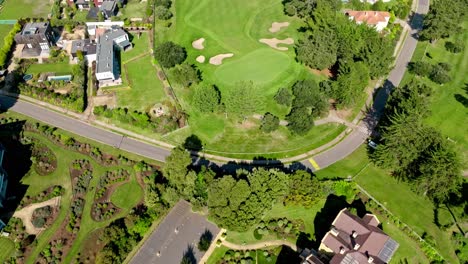 Drohnenüberführung-Exklusive-Villen-Am-Golfplatz,-Luxuriöses-Wohnresort