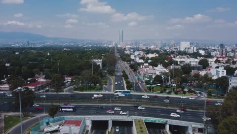 Vista-De-Drones-En-Movimiento-Hacia-Adelante-De-Un-Cruce-De-Carretera-En-El-Sur-De-La-Ciudad-De-México