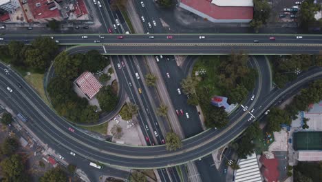 Vista-De-Arriba-Hacia-Abajo-De-Drones-De-Una-Carretera-En-La-Ciudad-De-México