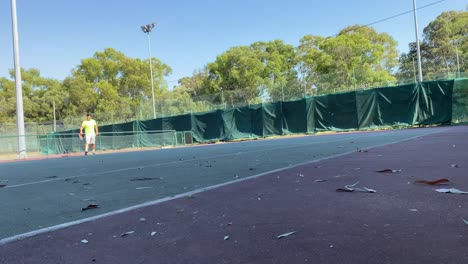 Tennisspieler-Warten-Am-Platz-Und-Drehen-Schläger-Während-Des-Spiels,-Spielen-Professionelles-Tennis,-Angespanntes-Spiel