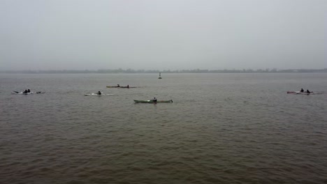 Muchos-Kayaks-En-Medio-Del-Río