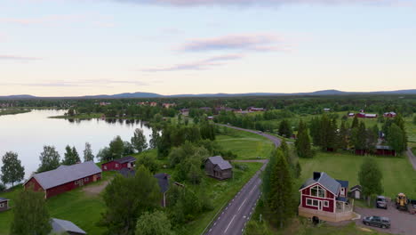 Luftdrohne-Fliegt-über-Dem-Unberührten-Schweden-Lappland-Dorf-Straße-See-Grünes-Feld-Unverschmutzte-Natürliche-Atmosphäre