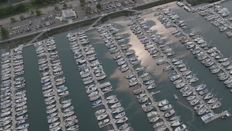 Aerial-side-to-side-pan-of-a-boat-harbor-in-northern-Seattle,-WA
