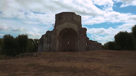 Abbazia-Di-San-Bruzio,-Eine-Beschädigte-Ruine-Einer-Verlassenen-Alten-Mittelalterlichen-Klosterabteikirche-In-Der-Toskana-Aus-Dem-11