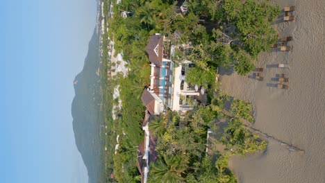 Toma-Vertical-Del-Hotel-De-Playa-Casa-Colonial-Con-Piscina-Infinita-En-La-Azotea-En-Playa-Dorada,-Puerto-Plata,-República-Dominicana