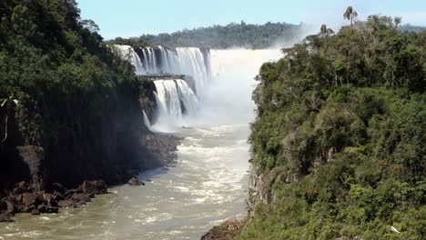 Torrente-De-Agua-Fluye-En-Las-Cascadas-De-Las-Cataratas-Del-Iguazú,-En-El-Parque-Nacional-De-Iguazú,-Frontera-Brasil-Argentina