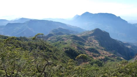 Extrem-Schroffe-Berglandschaft-Und-Felsvorsprünge-In-Baumbedecktem-Gelände-Im-Abgelegenen-Und-Wilden-Ziel-Von-Timor-Leste,-Südostasien