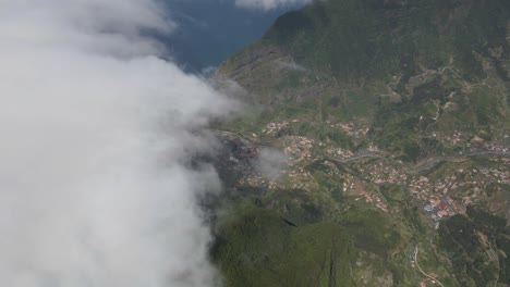Fliegen-über-Den-Wolken,-Drohne-Rotiert-Nach-Rechts-Und-Zeigt-Die-Gemeinde-Sao-Vicente-Auf-Der-Insel-Madeira,-Blick-Von-Paul-Da-Serra
