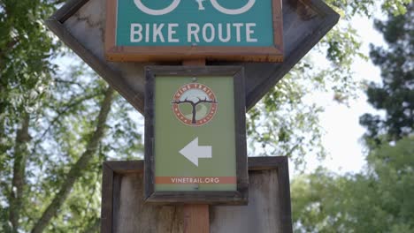 A-panning-shot-from-top-to-bottom-of-a-bike-route-sign-in-Napa-California