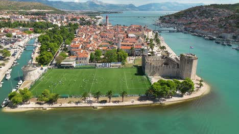 Vista-Aérea-De-Trogir-Croacia-Y-El-Campo-De-Fútbol