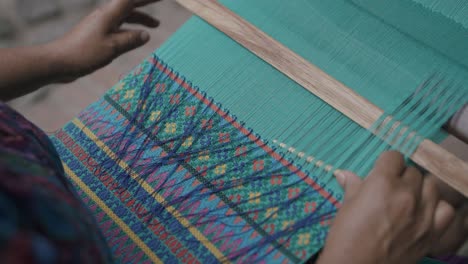 Zeitlupe,-Während-Eine-Frau-In-Guatemala-Eine-Nadel-Durch-Einen-Stoff-Fädelt