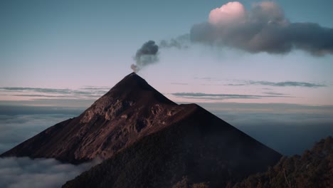 Aktiver-Vulkanausbruch-Am-Frühen-Morgen-In-Guatemala