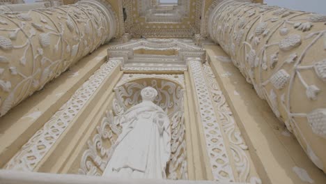 Schwenken-Sie-über-Eine-Skulptur-Eines-Heiligen-An-Der-Fassade-Einer-Kirche-In-Antigua,-Guatemala