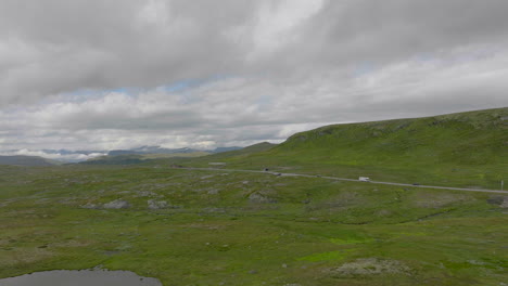 Grüne-Landschaft-Des-Hardanger-Plateaus-In-Norwegen,-Straßendurchschnitt;-Drohne