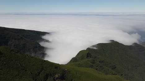Luftaufnahme-Der-Grünen-Berge-Auf-Der-Insel-Madeira