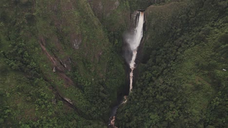 Strong-Single-Drop-Waterfall-Of-Salto-de-Bordones-In-Isnos,-Saladoblanco,-Huila,-Colombia