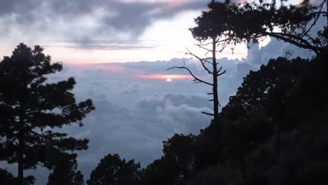 La-Puesta-De-Sol-Vista-Desde-El-Lado-Del-Volcán-Acatenango-En-Guatemala