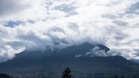 Weiße-Wolken-Bewegen-Sich-über-Den-Berggipfel-Im-ökologischen-Reservat-Cayambe-Coca-In-Napo,-Ecuador
