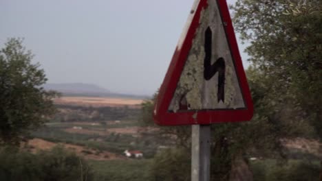 Vorbeifahren-An-Einem-Portugiesischen-Verkehrszeichen-