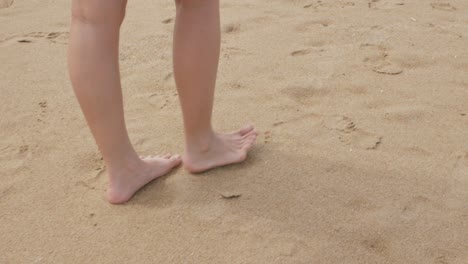 Nahaufnahme-Des-Fußes-Einer-Jungen-Asiatischen-Frau-Beim-Spaziergang-Am-Strand-Und-Entspannen-Sie-Sich-Im-Urlaub