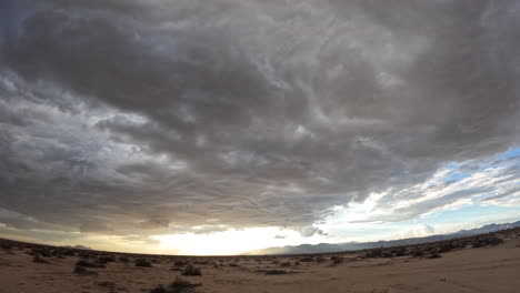 Regenwolken-Bilden-Sich-Am-Himmel-Der-Mojave-Wüste-Und-Entfesseln-Dann-Bei-Sonnenuntergang-Einen-Sintflutartigen-Platzregen---Dramatischer-Zeitraffer