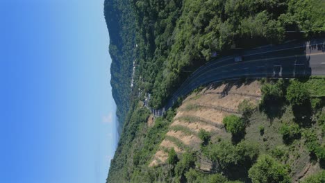 Tiro-Vertical-De-La-Carretera-Navarrete-A-Través-De-Un-Denso-Bosque-En-Altamira,-Puerto-Plata,-República-Dominicana