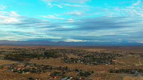 Vista-Panorámica-Aérea-De-Paralaje-De-La-Ciudad-De-California-En-El-Desierto-De-Mojave-En-Un-Día-Pintoresco