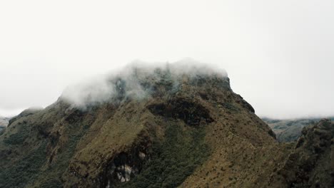 Pico-De-La-Montaña-Envuelto-Por-La-Niebla-Y-Las-Nubes-Temprano-En-La-Mañana-En-La-Reserva-Ecológica-De-Cayambe-Coca-En-Napo,-Ecuador