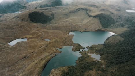Luftaufnahme-Der-Laguna-Baños-Im-ökologischen-Reservat-Cayambe-Coca-In-Napo,-Ecuador