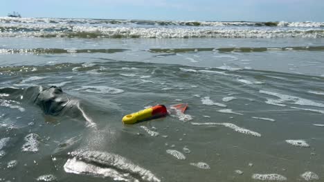Sandspielzeug-Am-Strand-Von-Wellen-überspült