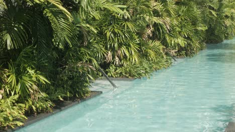 Schwimmbadwasseroberfläche,-Die-An-Einem-Sonnigen-Tag-Reflektiert,-Klares-Wasser-Im-Urlaub-Sommerferienort-Hintergrund
