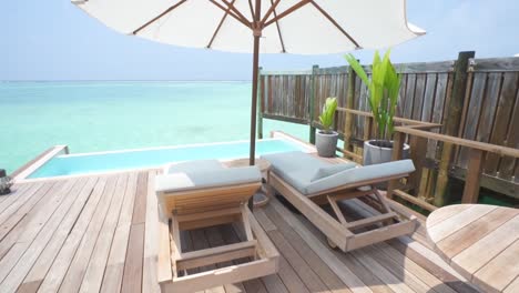 Gehen-Sie-Zum-Deck-Des-Overwater-Bungalows-Im-Luxusresort-Auf-Den-Malediven