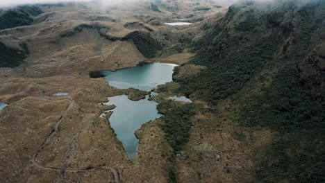 Luftaufnahme-Von-Laguna-Baños-Am-Fuße-Des-Berges-Am-Frühen-Morgen-Im-ökologischen-Reservat-Cayambe-Coca-In-Napo,-Ecuador