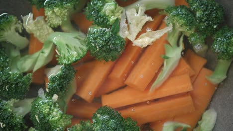 Carrot-and-broccol-was-boiled-in-water-in-the-pan