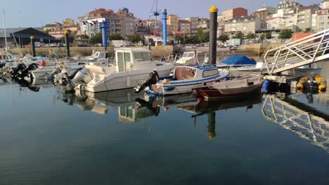Embarcaciones-De-Recreo-Amarradas-En-La-Dársena-Del-Puerto-Con-Acceso-Por-La-Rampa-Al-Andén-En-Una-Tranquila-Y-Soleada-Mañana-De-Verano,-Tiro-Girando-A-La-Izquierda