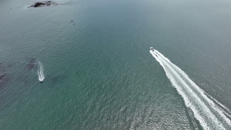 Drohnenaufnahme-Von-Zwei-Booten,-Die-An-Der-Küste-Von-Washington-Aneinander-Vorbeifahren