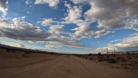Conduciendo-Por-Un-Desolado-Camino-Del-Desierto-De-Mojave-Hasta-Un-Sendero-De-Tierra---Hiper-Lapso-De-Estar-Perdido-En-El-Desierto