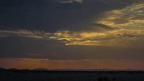 Unglaubliche-Zeitrafferaufnahme-Des-Sonnenuntergangs-Durch-Die-Wolken-über-Der-Majestätischen-Sahara-wüste-Während-Der-Abendzeit