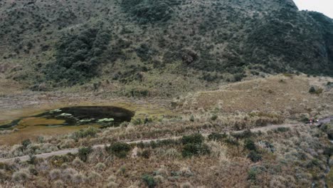 Paar-Wanderer,-Die-Auf-Dem-Pfad-Zum-Berggipfel-Innerhalb-Des-ökologischen-Reservats-Cayambe-Coca-In-Ecuador-Wandern